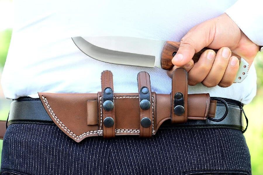 Ultimate Guide to Horizontal Carry Knives